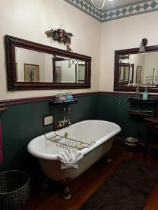 詹姆斯敦The National Hotel的浴室配有浴缸及镜子