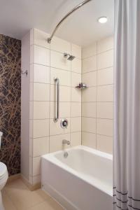 罗利罗利市中心万豪酒店的带白色浴缸的浴室和卫生间