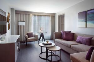 罗利罗利市中心万豪酒店的客厅配有沙发和桌子