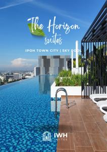 怡保Ipoh Horizon Skypool Town Suites 4-11pax by IWH Suites的建筑物屋顶上的游泳池