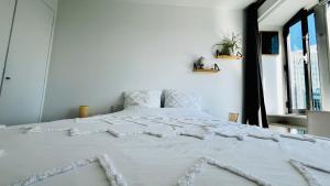 巴黎Montparnasse, 2 cozy private rooms in shared apartment的白色卧室内的一张白色床,设有窗户