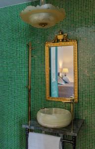胡迪克斯瓦尔White Brig Guesthouse的一间带大镜子和浴缸的浴室