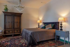 胡迪克斯瓦尔White Brig Guesthouse的一间卧室配有一张床、梳妆台和床头柜