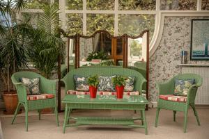 布莱尔高里金洛克之家酒店的客厅配有两把椅子和一张植物桌子