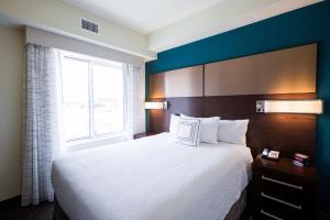 俄克拉何马城俄克拉荷马城西北原住客栈的一间卧室设有一张大床和一个窗户。