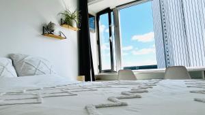 巴黎Montparnasse, 2 cozy private rooms in shared apartment的白色的床,上面有一块由岩石制成的心
