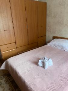 维萨吉纳斯Laguna的一间卧室配有一张床,上面有两条毛巾