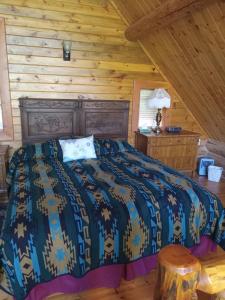 KamiahHearthstone Elegant Lodge的小木屋内一间卧室,配有一张床