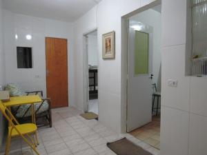 瓜鲁柳斯Hostel Brasil Gru的一间设有门廊和桌子的房间