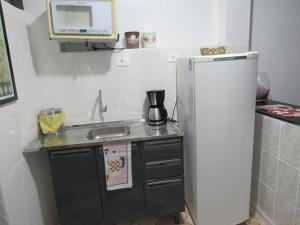 瓜鲁柳斯Hostel Brasil Gru的一间带水槽和冰箱的小厨房