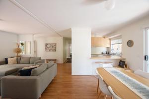波瑞庞卡Nirvana的客厅配有沙发和桌子