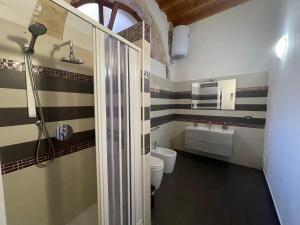 锡拉库扎Il Cortiletto di Ortigia的带淋浴、卫生间和盥洗盆的浴室