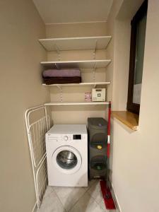 克拉科夫Loft B - duża przestrzeń, cisza, szybki internet的小房间里的洗衣机和烘干机