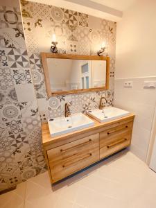 OhrobecLilac House - holiday and relaxation house的浴室设有2个水槽和镜子