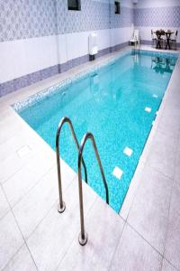 巴库Altus Hotel的大楼内的一个蓝色海水游泳池