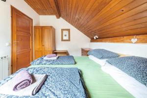 波希基斯卡贝拉贝拉度假屋的配有两张单人床的木天花板客房