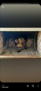 埃尔卡拉法特OLIEMI的砖炉,架上放一些面包