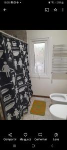 埃尔卡拉法特OLIEMI的一间带浴帘、卫生间和窗户的浴室