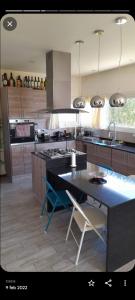 埃尔卡拉法特OLIEMI的厨房配有桌子和蓝椅