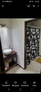 埃尔卡拉法特OLIEMI的一张带水槽和墙壁的浴室的照片
