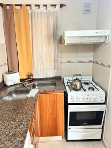 玛利亚镇Departamento céntrico villa maría的小厨房配有炉灶和水槽