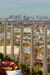 洛杉矶The West Hollywood EDITION的城市的景观,有一堆柱子