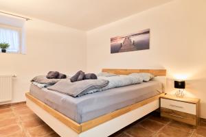 布雷根茨Stilvolle Gartenterrassenwohnung mitten in Bregenz的卧室配有一张床