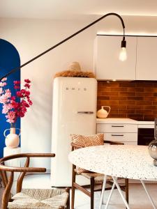 蒙斯New ! Superbe studio - Déco Marrakech Flair的厨房配有白色冰箱和桌子