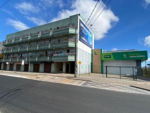 Fazenda Rio GrandeAp duplo econômico, com banheiro, sem café ou TV no Espaço Verona的街道拐角处的建筑物