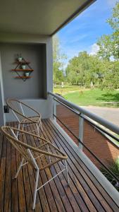 查斯科穆斯Duplex Magnolia frente a la laguna的门廊上的摇椅,享有田野美景