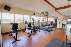 特古西加尔巴圣马丁广场酒店的大楼内带跑步机和健身器材的健身房