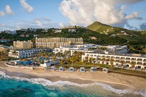 黎明海滩JW Marriott St Maarten Beach Resort & Spa的海滩上的度假村的空中景观