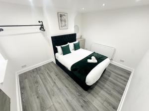利物浦Modern & Spacious, Central Location, FREE PARKING, FREE WIFI的一间卧室配有一张带两个天鹅的床