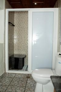 雅温得KC GuestHouse的白色的浴室设有卫生间和壁炉。