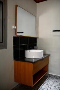 雅温得KC GuestHouse的一间带水槽和镜子的浴室