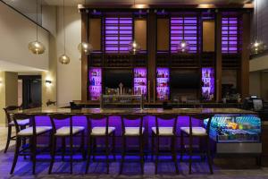 比尔顿圣伊内斯山谷万豪酒店的带窗户的房间里,酒吧里设有紫色凳子