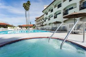 比尔顿圣伊内斯山谷万豪酒店的酒店前的游泳池