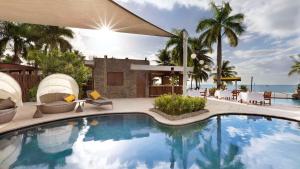 丹娜努索菲特斐济温泉度假酒店的一座位于度假胜地前的游泳池