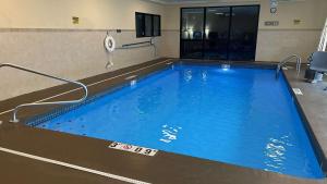 堪萨斯城KCI东堪萨斯城机场贝斯特韦斯特酒店的大楼内的大型游泳池