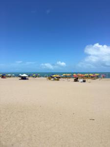 福塔莱萨Landscape Beira Mar Meireles的海滩上带遮阳伞和椅子的海滩