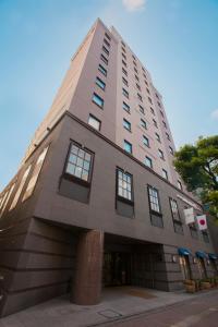 宫崎宫崎市酒店的一面有窗户的高楼