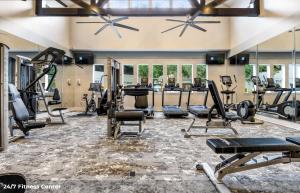 休斯顿Hidden Gem at Med Center 2BR & 2BA Apartment的地面设有带跑步机和健身器材的健身房