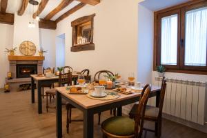 ArráyozCasa Rural Kabia的一间带桌椅和壁炉的用餐室