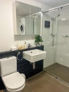 布里斯班Pavillion on Brookes的浴室配有卫生间、盥洗盆和淋浴。