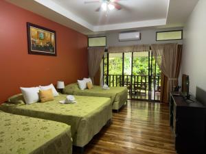 萨拉皮基沨竹萨尔瓦多酒店的酒店客房设有两张床和一个阳台。