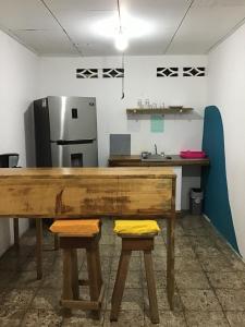 卡维塔rooms megi terminal的厨房配有木桌和2张凳子