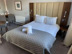 达灵顿The George - Sure Hotel Collection by Best Western的酒店客房,配有一张带卷边的床