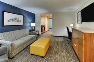 查塔努加Drury Plaza Hotel Chattanooga Hamilton Place的带沙发和电视的客厅