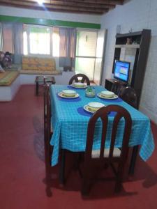 皮斯科Beach House SantaElena的餐桌、蓝桌布和椅子
