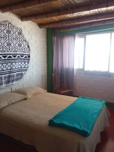 皮斯科Beach House SantaElena的一间卧室配有一张带绿毯的床